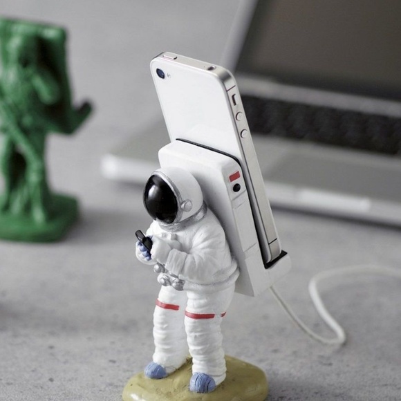 Spaceman Astronaut Phone Stand Charging Dock - Picture 6 of 8